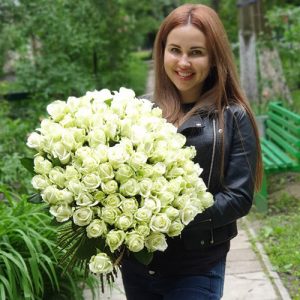 Большой букет белых роз девушке в Харькове фото