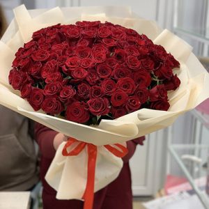 Великий букет зі 101 червоної троянди у Харкові фото