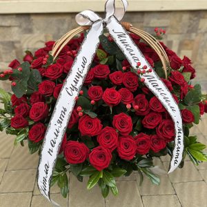 большая корзина красных роз на похороны в Харькове фото