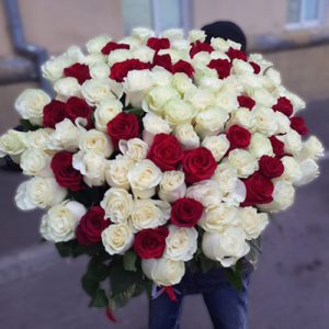 Букет 101 біла та червона троянда у Харкові фото